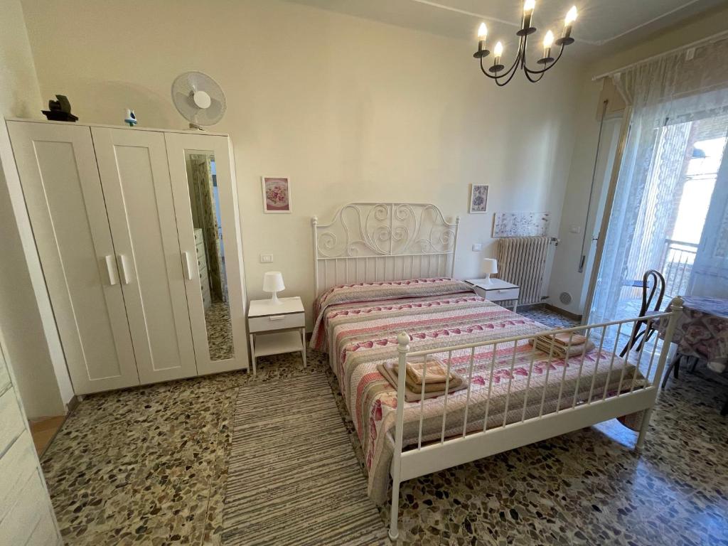 a bedroom with a bed and a mirror at Romantik Zimmer in Potenza Picena