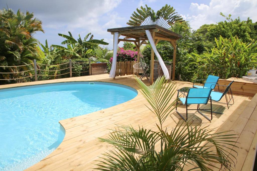 Bazén v ubytování L Orchidée Bleue, bas de villa, vue mer, piscine privée nebo v jeho okolí