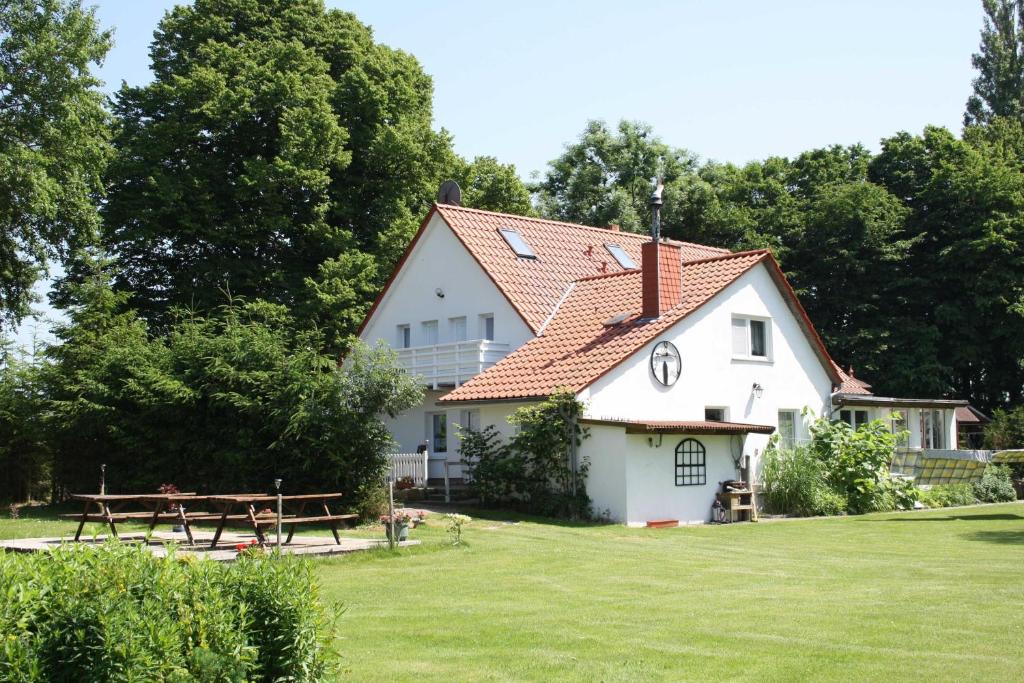 una casa blanca con una mesa de picnic en el patio en Rügen Fewo 181, en Wiek auf Rügen