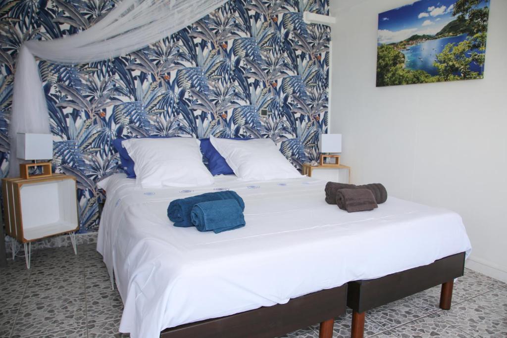 Postel nebo postele na pokoji v ubytování L Orchidée Bleue, bas de villa, vue mer, piscine privée
