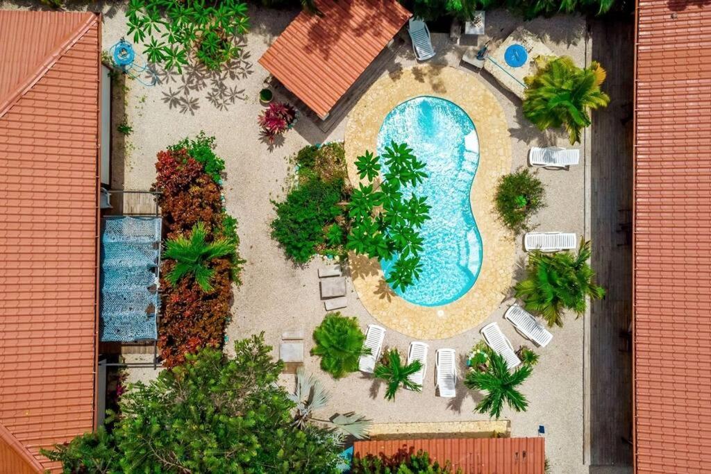 Una vista aérea de una piscina en un patio. en Casita Mar Y Posa, en Potrero