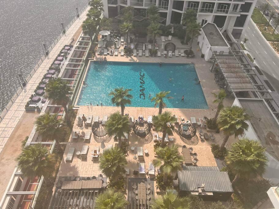 una vista sulla piscina di un hotel di Nice studio with panoramic view of the Canal! a Dubai