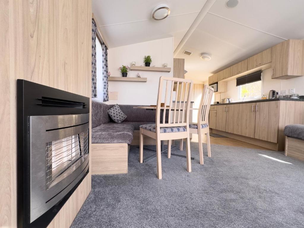 Kuchyň nebo kuchyňský kout v ubytování Edinburgh - Seton Sands-Salsa Caravan-Pet Friendly
