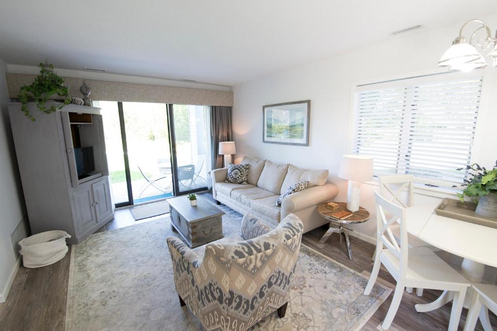 a living room with a couch and a table at Ｇｏｒｇｅｏｕｓ Ｃｈｉｃ Ｂｅａｃｈ Ｆｒｏｎｔ Ｃｏｎｄｏ in Traverse City