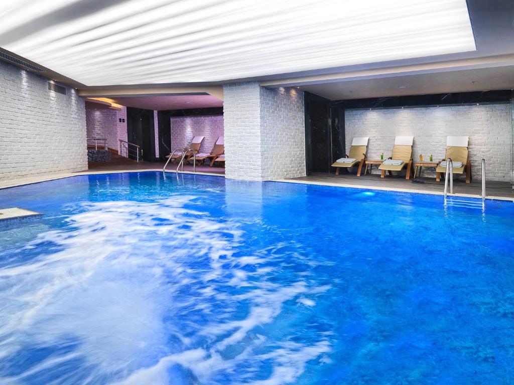 Bazén v ubytování Mercure Istanbul Bomonti nebo v jeho okolí