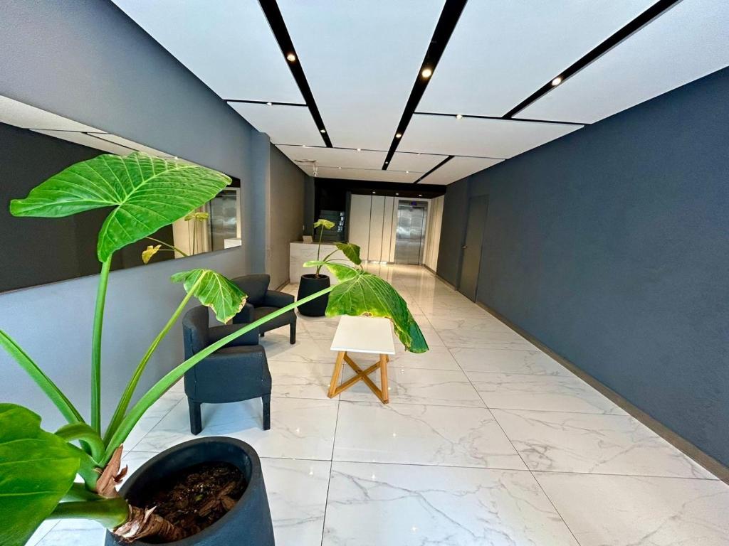 sala de estar con planta y techo en Ravignani 1350 Palermo Hollywood en Buenos Aires