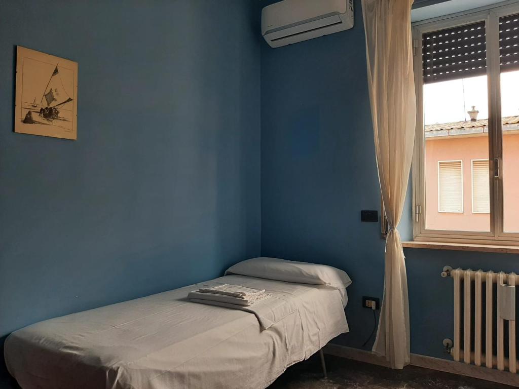 Łóżko lub łóżka w pokoju w obiekcie Casa vacanze Omero 2