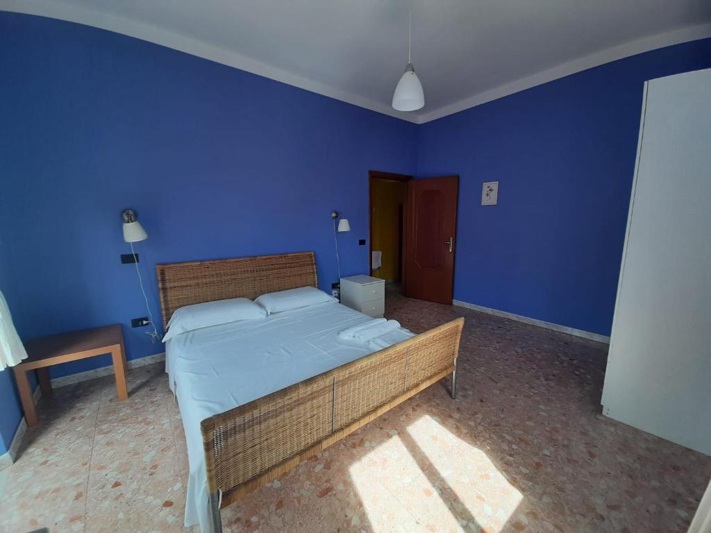 Łóżko lub łóżka w pokoju w obiekcie Casa vacanze Omero 2
