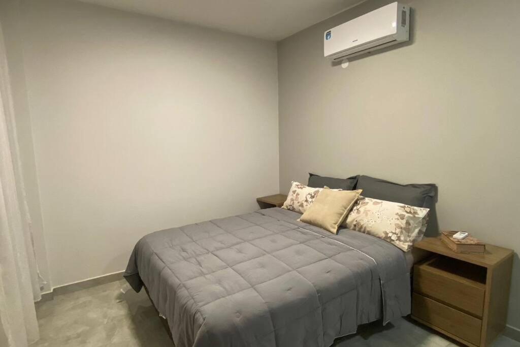 una camera con letto e condizionatore d'aria di Dúplex de lujo a Ciudad del Este