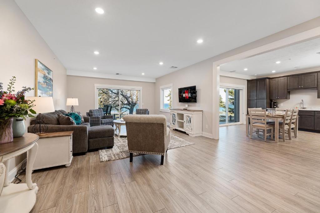 Luxury Downtown 2BDR Lake View Penthouse Condo steps to Beach 303E ...