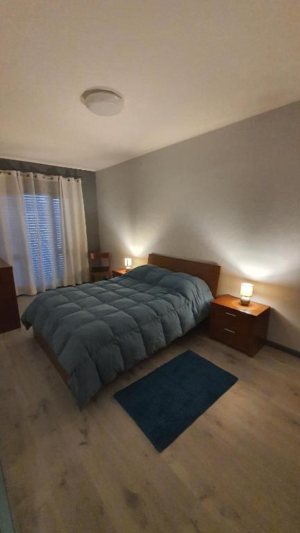 1 dormitorio con 1 cama grande y 2 mesitas de noche en Enjoy the Island - Rua do Negrão, en Ponta Delgada