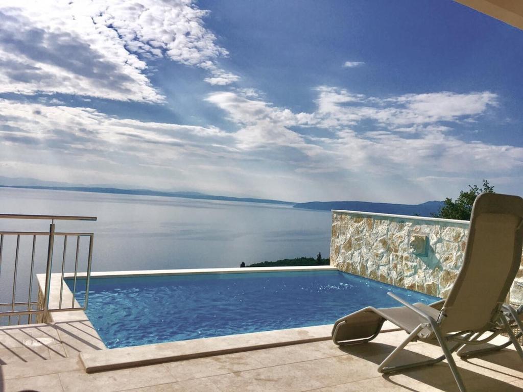 una piscina con vista al agua en Villa Sabine Apartment Cres, en Medveja