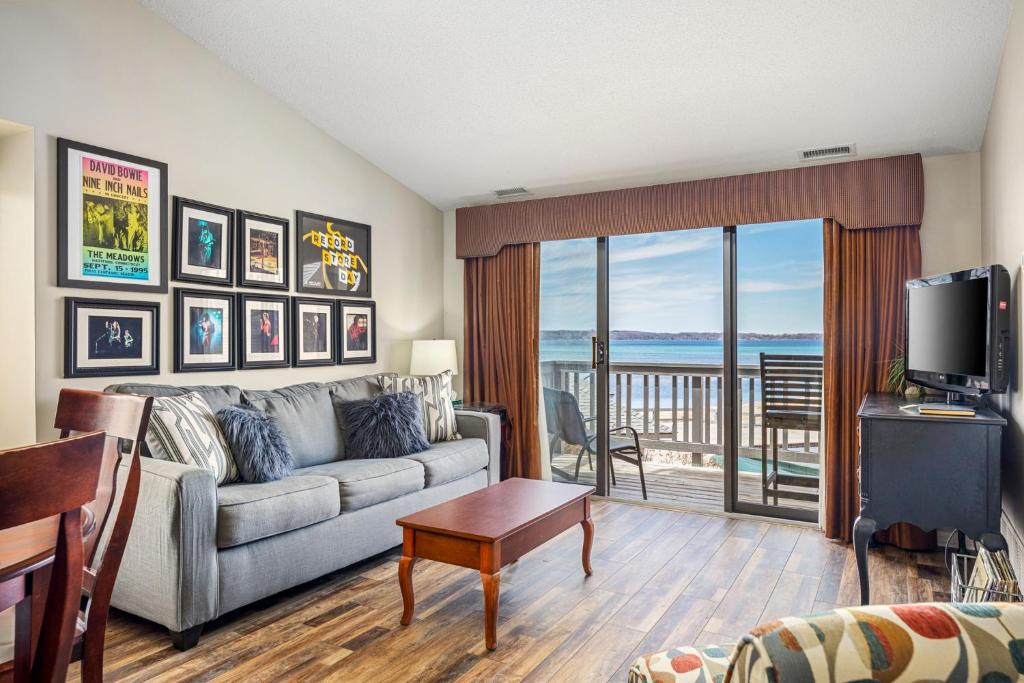 sala de estar con sofá y vistas al océano en Stunning Lake Views at The Shores en Traverse City