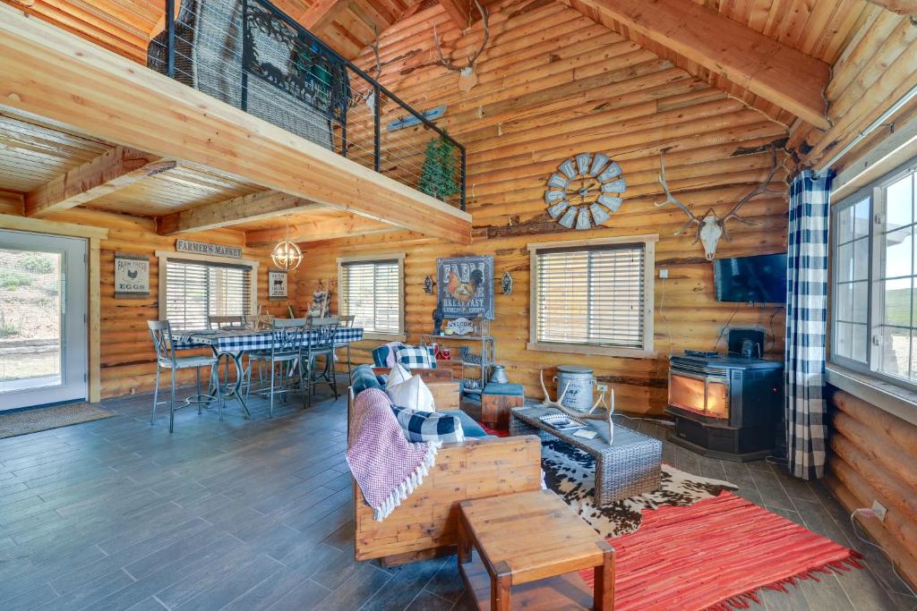 uma sala de estar de um chalé de madeira com um fogão em Secluded Mountain Getaway in Wyoming Range! em Kemmerer
