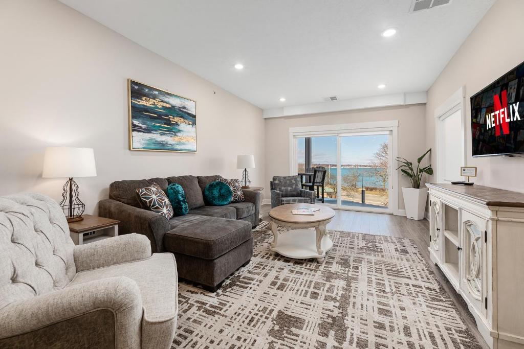 Luxury Downtown 2BDR Lake View Penthouse Condo steps to Beach 302W, Traverse City (updated