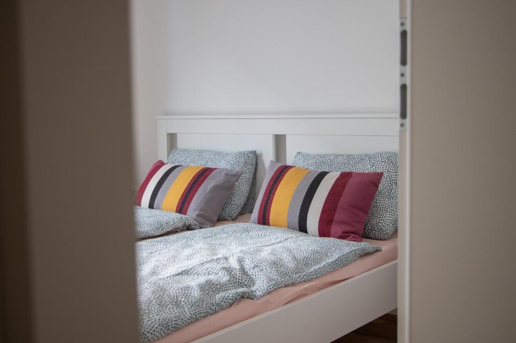 Flat2go modern apartments - Harmony of city and nature tesisinde bir odada yatak veya yataklar