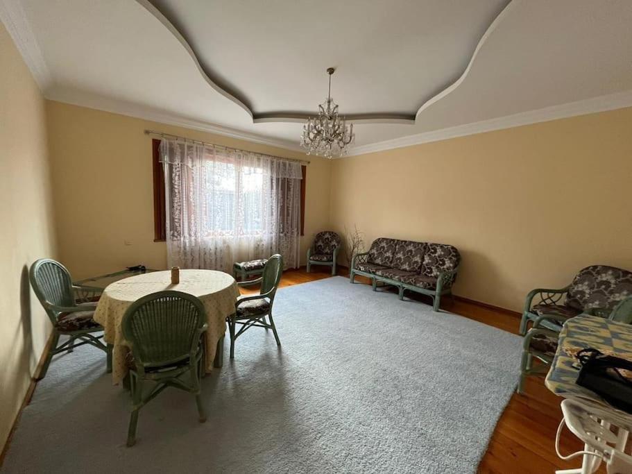 - un salon avec une table, des chaises et un canapé dans l'établissement House in beautiful Kutaisi, à Koutaïssi