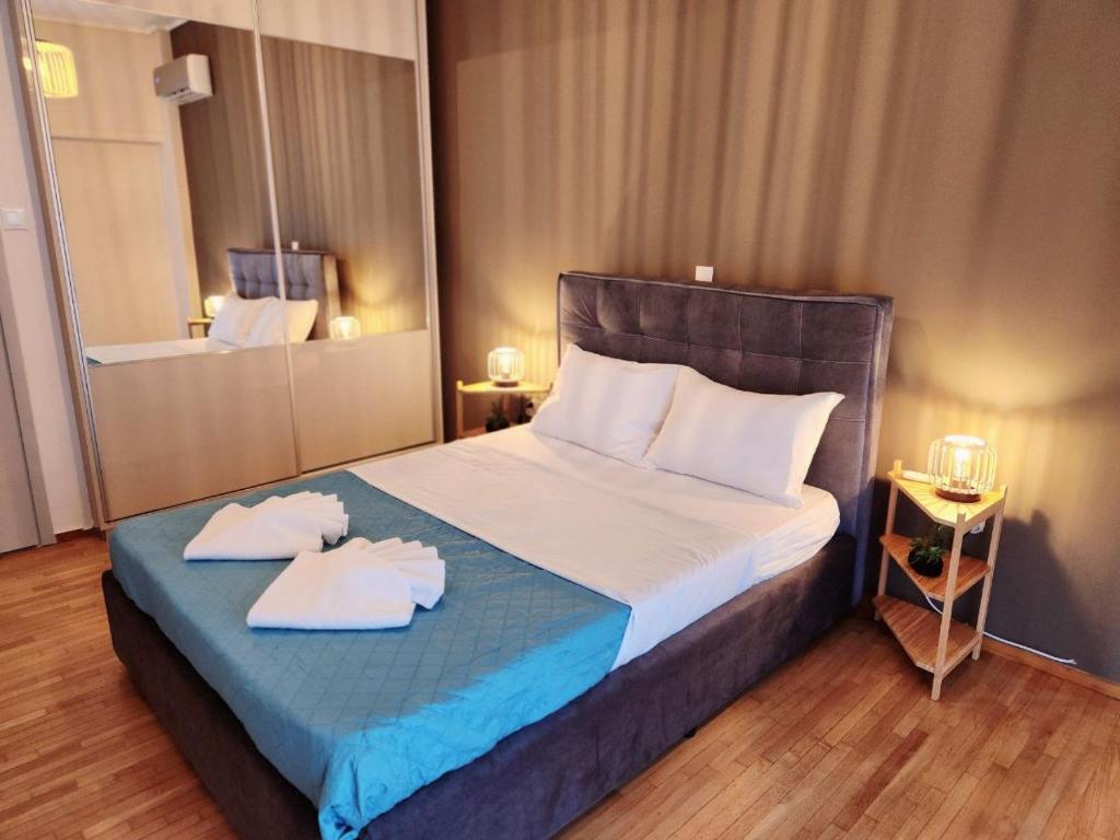 een slaapkamer met een bed met twee handdoeken erop bij Acropolis Memories greendom in Athene
