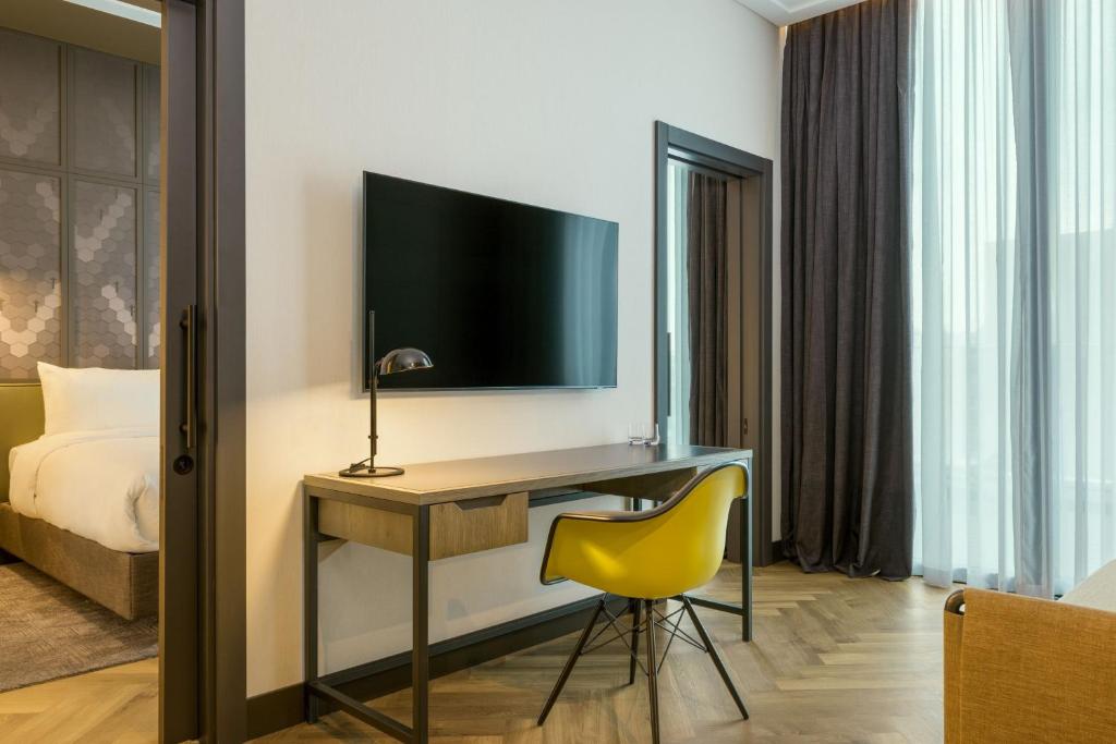 TV a/nebo společenská místnost v ubytování Four Points by Sheraton Budapest Danube