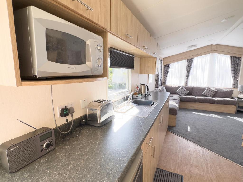 TV a/nebo společenská místnost v ubytování Edinburgh - Seton Sands-Salsa Caravan-Pet Friendly