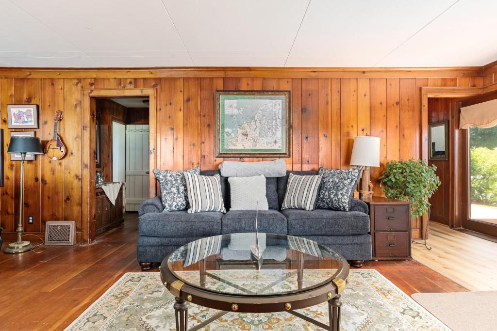 Sunset Retreat Family Lakefront Home with Hot Tub 843, Traverse City