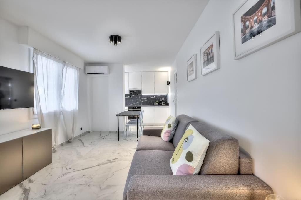 un salon avec un canapé et une cuisine dans l'établissement The White Cocoon in Antibes City, à Antibes