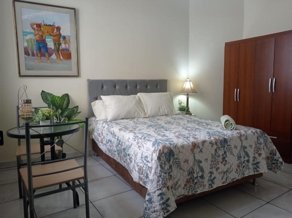- une chambre avec un lit, une table et une armoire dans l'établissement Private Guest House, à Lima