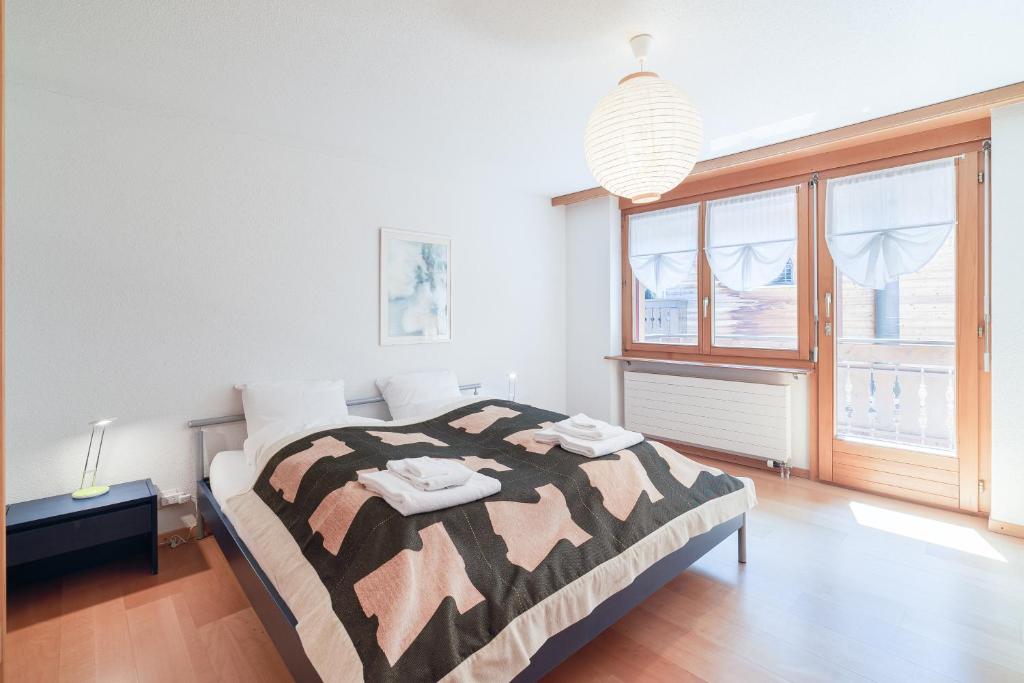 Postel nebo postele na pokoji v ubytování Haus Bärgbach by Zermatt Premium Apartments