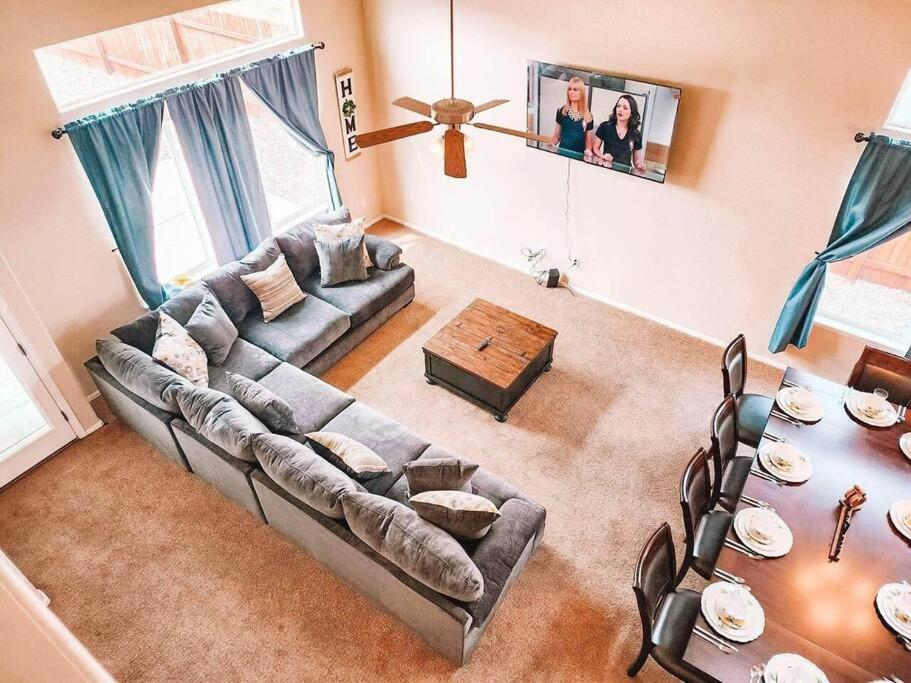 un salon avec un canapé et une table dans l'établissement Falcon Retreat! Pet Friendly King Beds, à Peyton