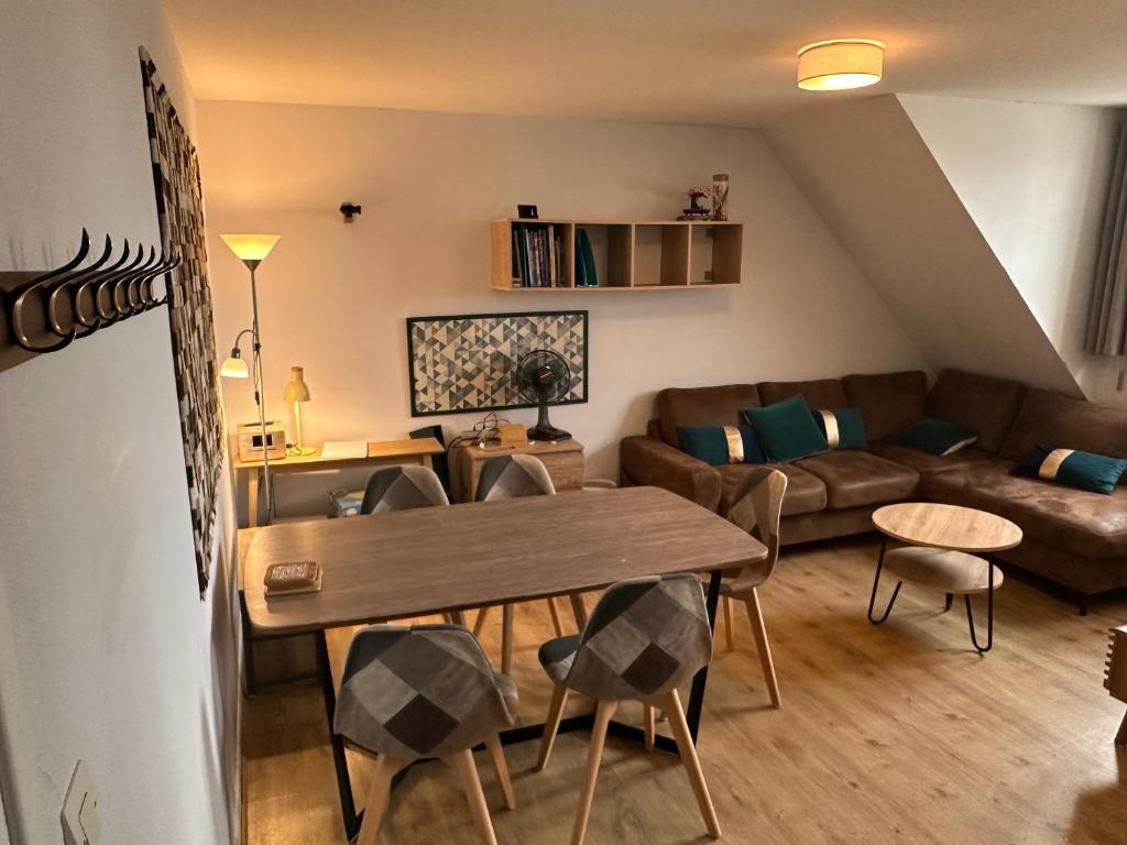 un soggiorno con un divano e un tavolo di Appartement Stella-Plage Proche Touquet-Paris-Plage a Stella-Plage
