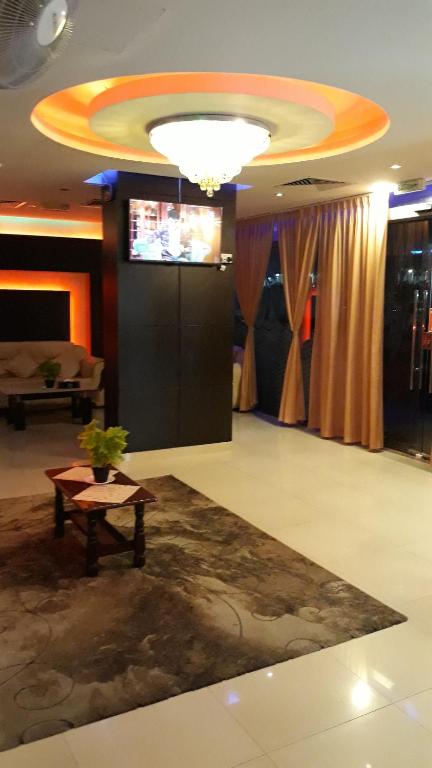 TV a/nebo společenská místnost v ubytování Savoy Grand Hotel Apartments