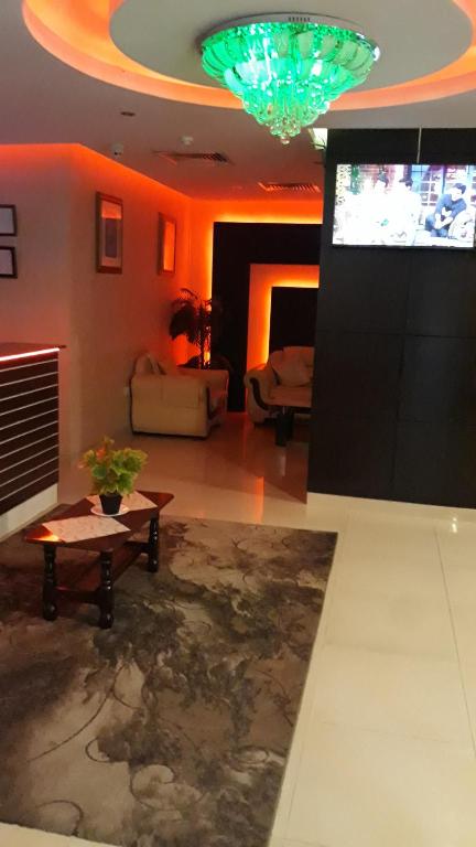 TV a/nebo společenská místnost v ubytování Savoy Grand Hotel Apartments