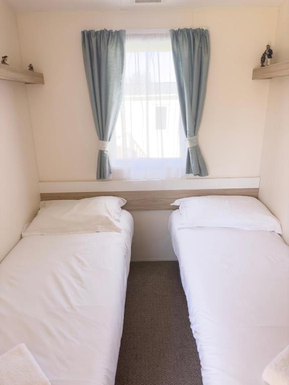 Postel nebo postele na pokoji v ubytování Edinburgh - Seton Sands-Salsa Caravan-Pet Friendly