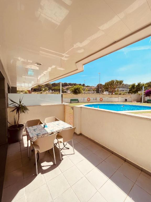 Bazén v ubytování RELAX APARTAMENTO Playa Fenals nebo v jeho okolí