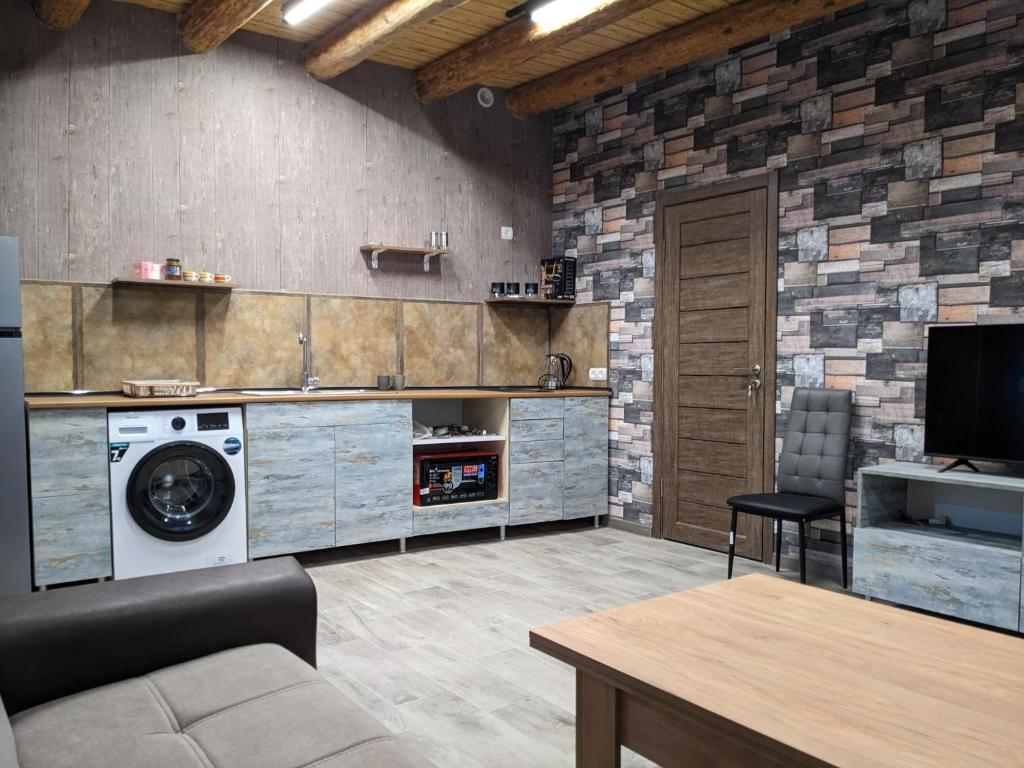 eine Küche mit Waschmaschine und Trockner im Zimmer in der Unterkunft Sundukyan Apartments in Gjumri