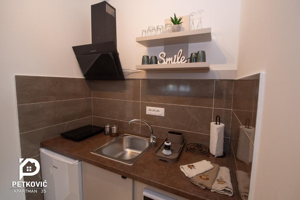 Kuchyň nebo kuchyňský kout v ubytování Petković apartmani 35