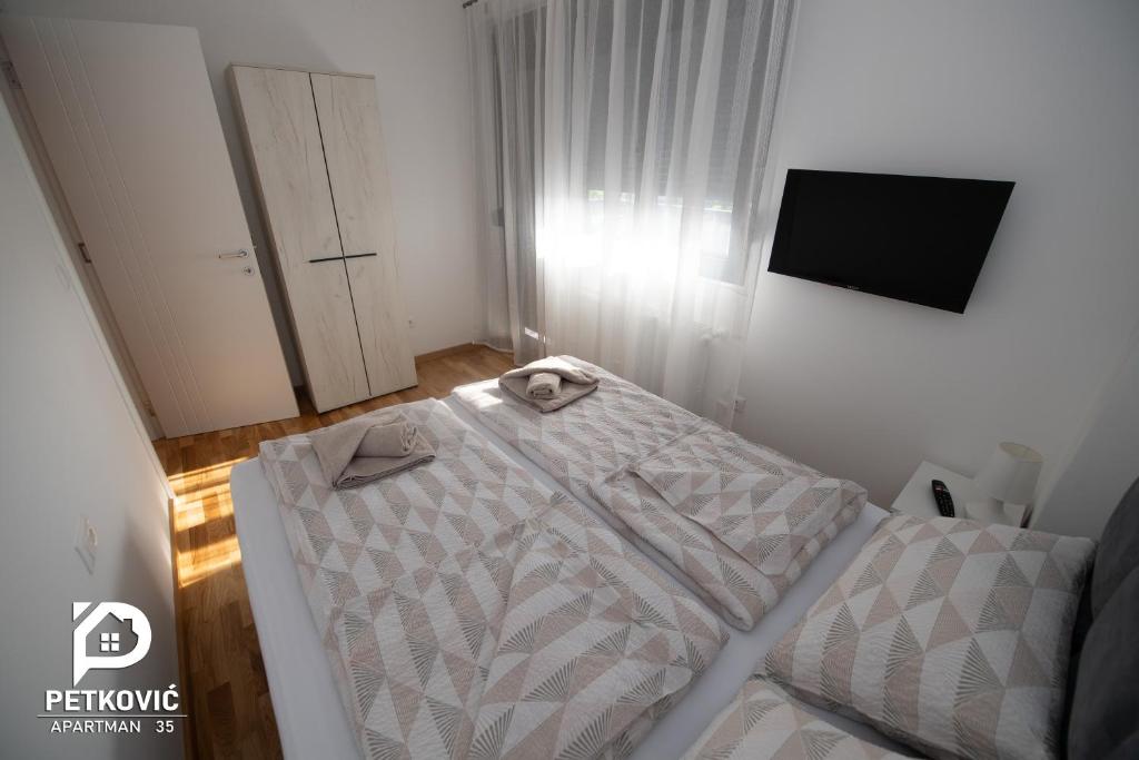 Postel nebo postele na pokoji v ubytování Petković apartmani 35