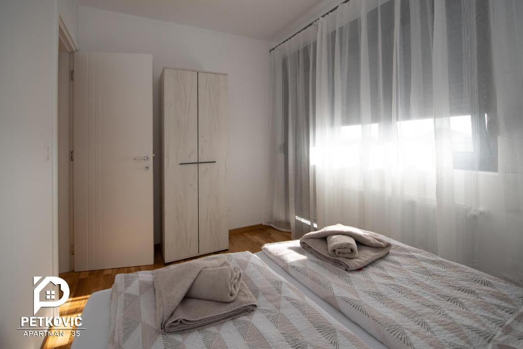 Postel nebo postele na pokoji v ubytování Petković apartmani 35