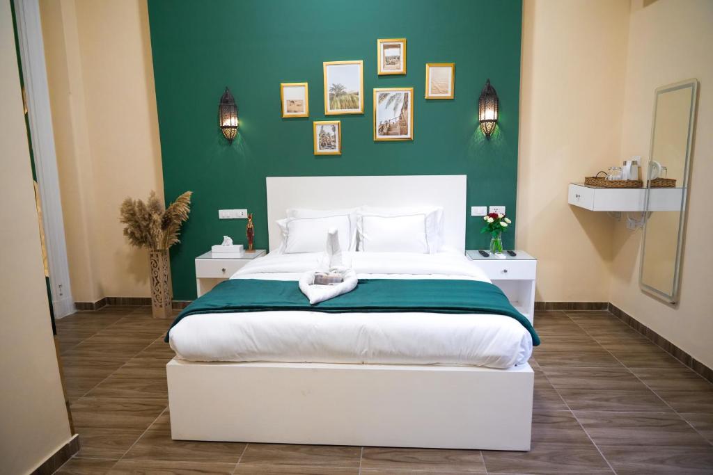 Postel nebo postele na pokoji v ubytování Hathor House