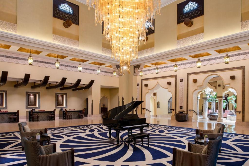 Posezení v ubytování Sharq Village & Spa, a Ritz-Carlton Hotel
