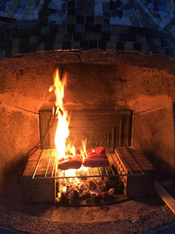 un horno de ladrillo con dos pizzas cocinando en él en Romantik Appartament, en Potenza Picena