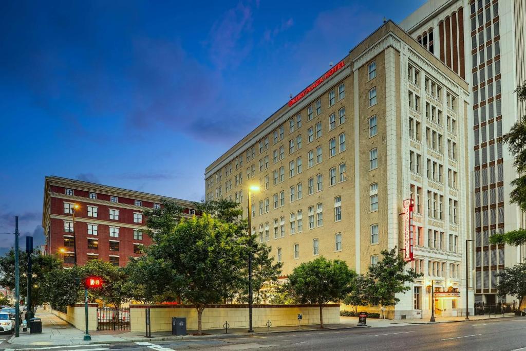 Drury Plaza Hotel New Orleans في نيو أورلينز: مبنى كبير على شارع المدينة ليلا