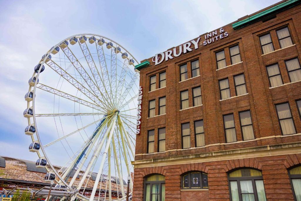 uma grande roda gigante em frente a um edifício em Drury Inn and Suites St Louis Union Station em Saint Louis