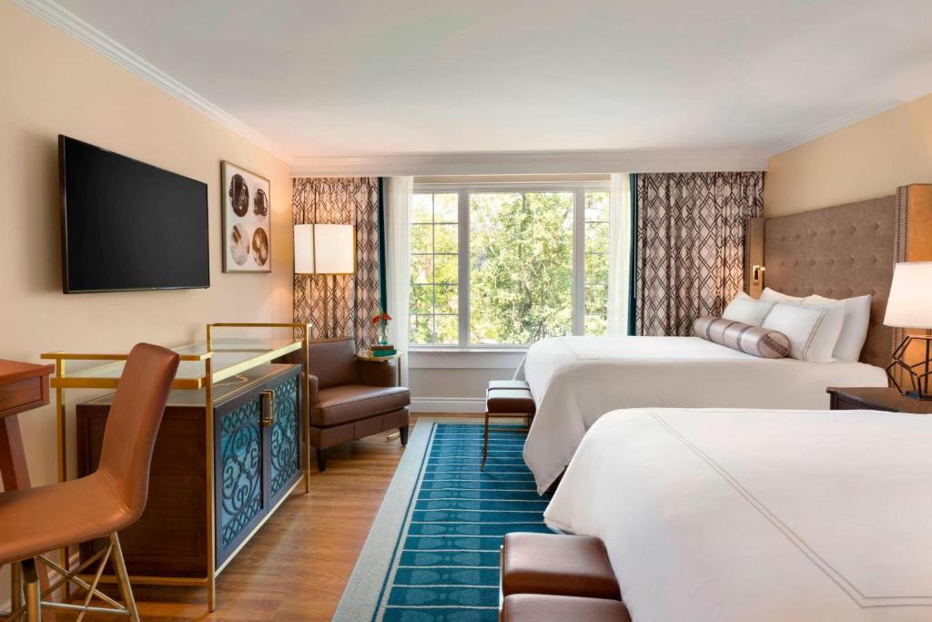Postel nebo postele na pokoji v ubytování Reikart House Buffalo, a Tribute Portfolio Hotel
