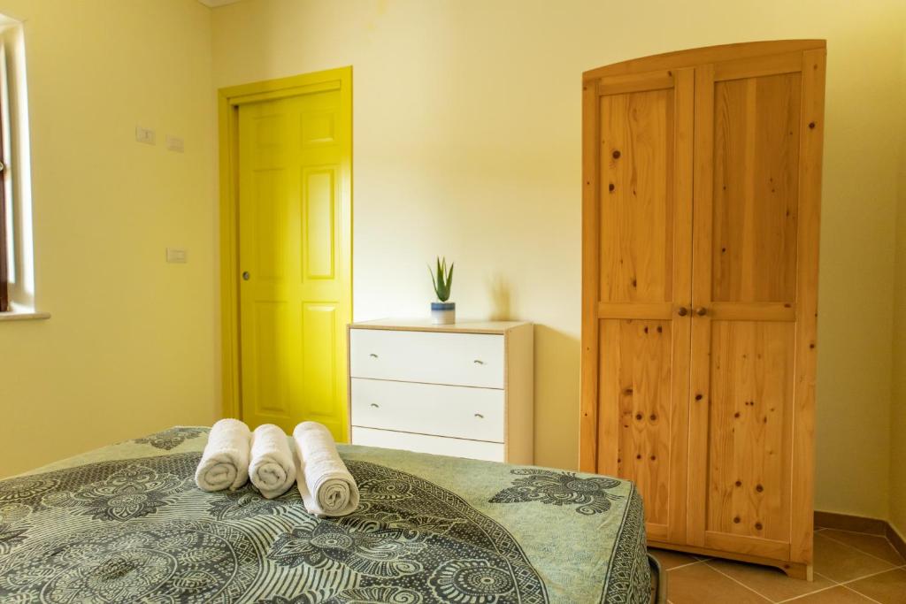 a bedroom with a bed with two towels on it at Confortevole appartamento per due con servizi inclusi in Agropoli