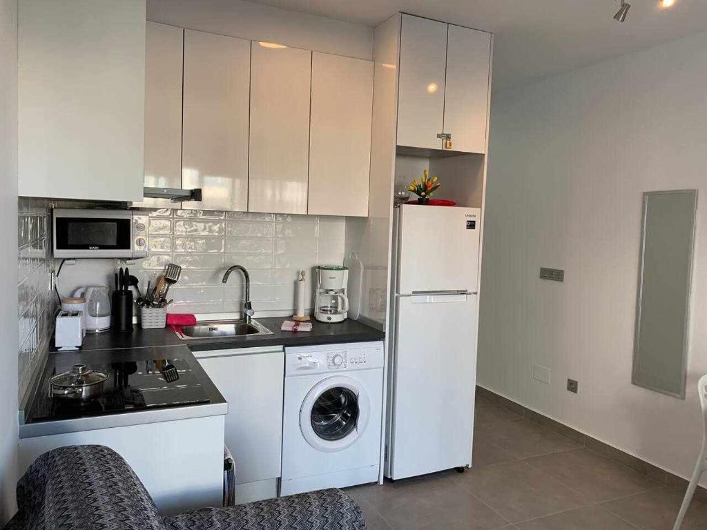 Kuchyň nebo kuchyňský kout v ubytování Hermoso estudio en Pilar de la Horadada