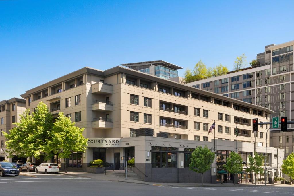 un edificio de apartamentos en una calle de la ciudad con un semáforo en Courtyard by Marriott Seattle Bellevue/Downtown, en Bellevue