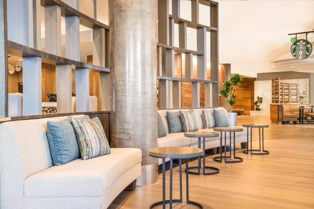 Posezení v ubytování Courtyard by Marriott Seattle Bellevue/Downtown