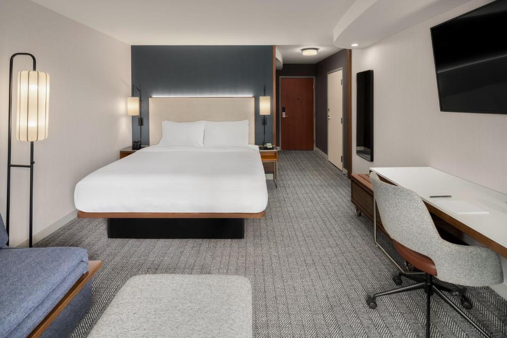 Postel nebo postele na pokoji v ubytování Courtyard by Marriott Seattle Bellevue/Downtown