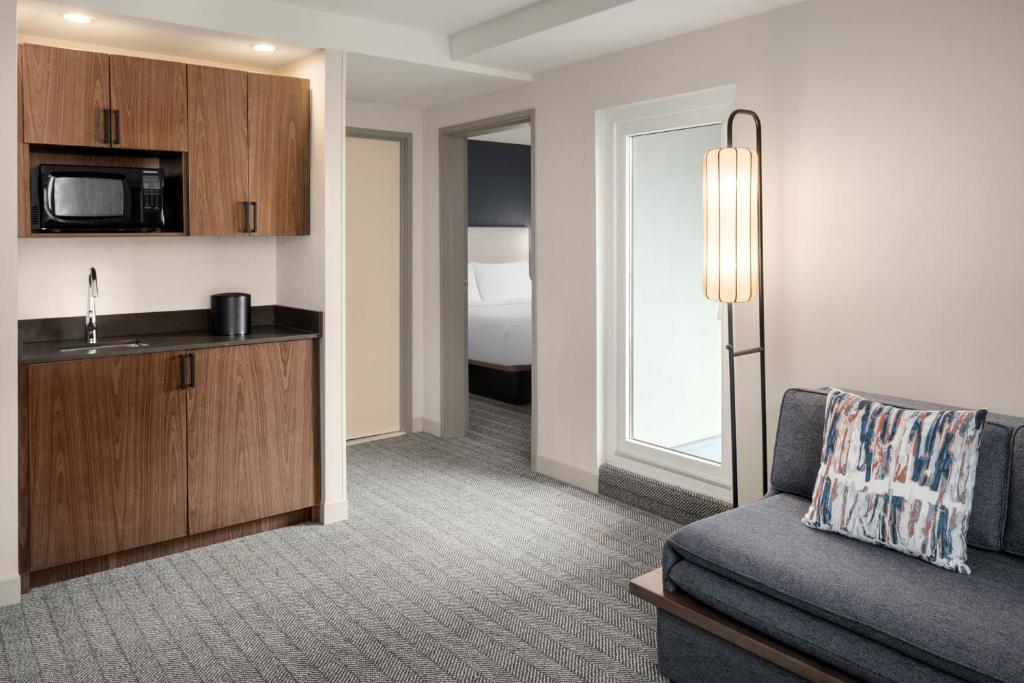 Kuchyň nebo kuchyňský kout v ubytování Courtyard by Marriott Seattle Bellevue/Downtown
